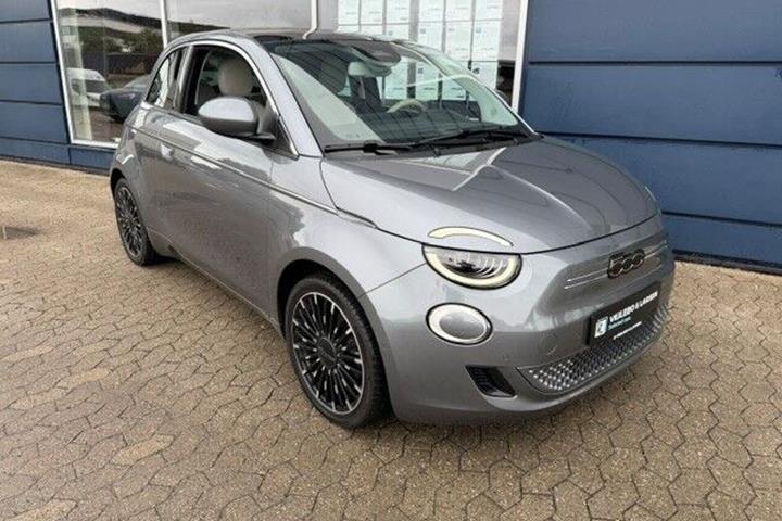 Grå Fiat 500e fra 2023 set udefra