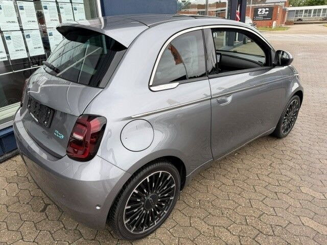 Grå Fiat 500e fra 2023