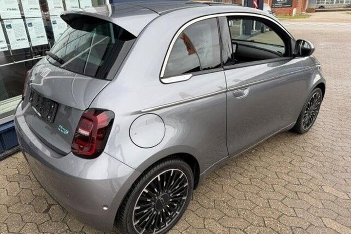 Grå Fiat 500e fra 2023