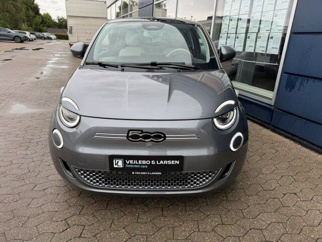 Grå Fiat 500e fra 2023