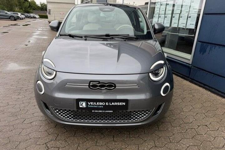 Grå Fiat 500e fra 2023