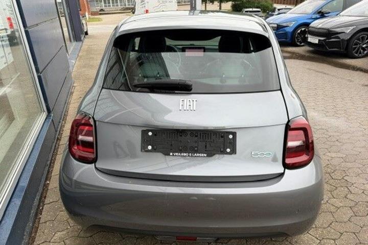 Grå Fiat 500e fra 2023