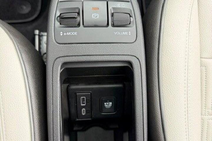 Grå Fiat 500e fra 2023