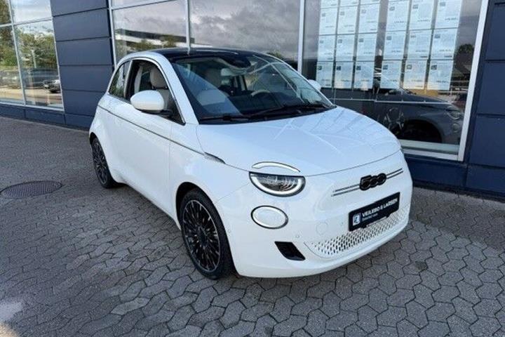 Hvid Fiat 500e fra 2023 set udefra