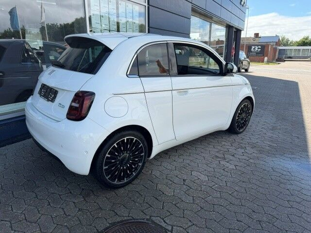 Hvid Fiat 500e fra 2023