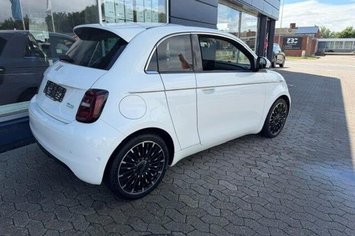 Hvid Fiat 500e fra 2023