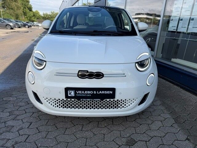 Hvid Fiat 500e fra 2023