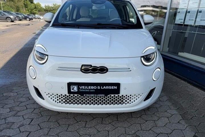 Hvid Fiat 500e fra 2023