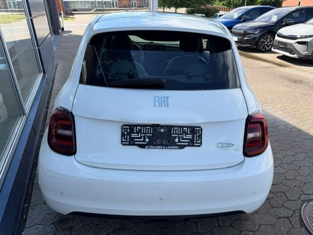 Hvid Fiat 500e fra 2023