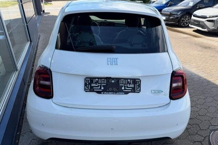 Hvid Fiat 500e fra 2023