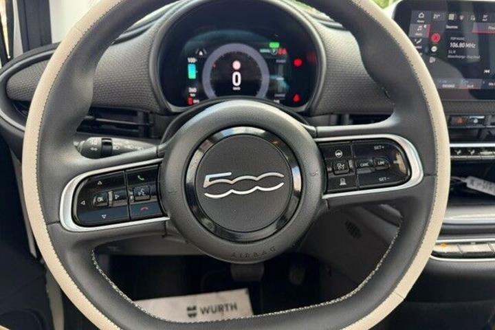 Hvid Fiat 500e fra 2023