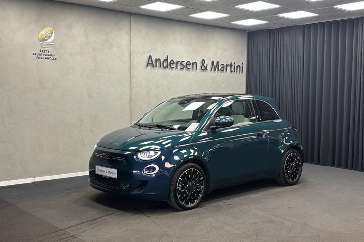 Blå Fiat 500e fra 2023 set udefra