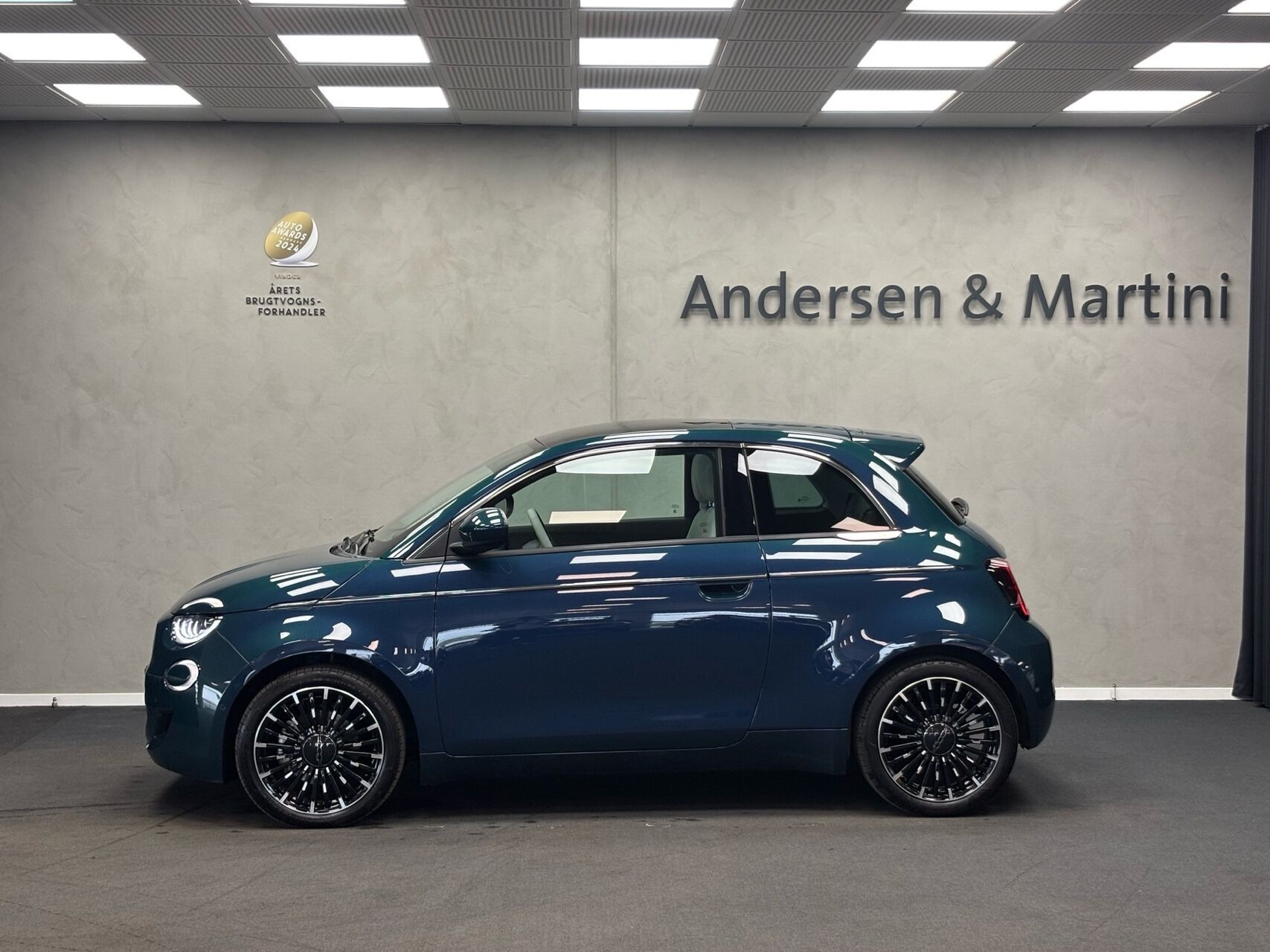 Blå Fiat 500e fra 2023