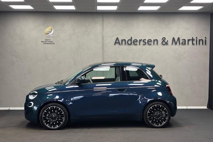Blå Fiat 500e fra 2023
