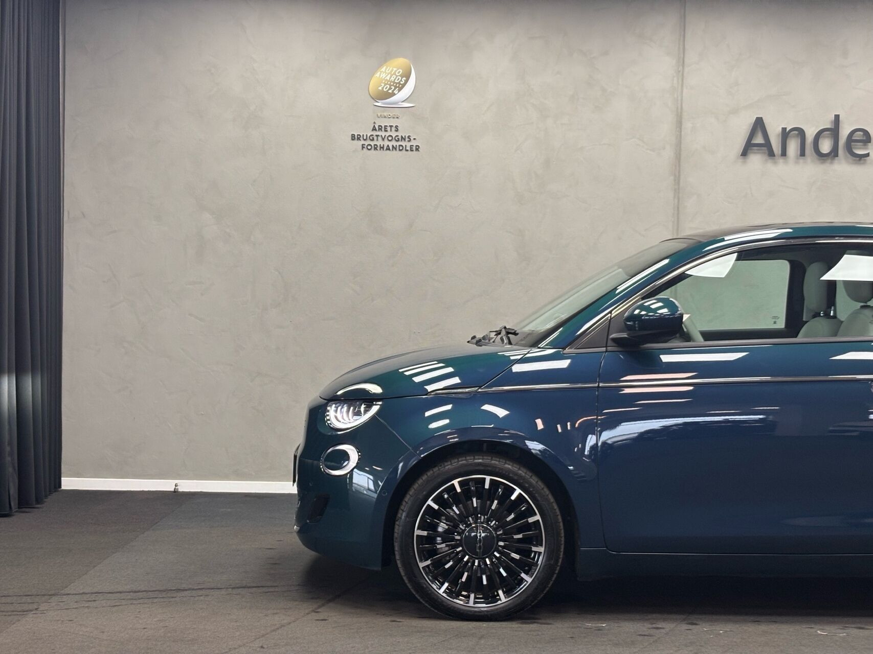 Blå Fiat 500e fra 2023