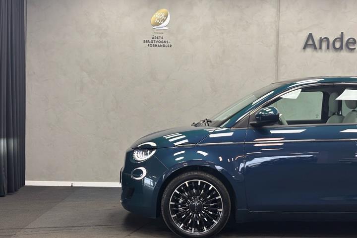 Blå Fiat 500e fra 2023