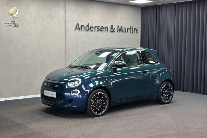 Blå Fiat 500e fra 2023 set udefra