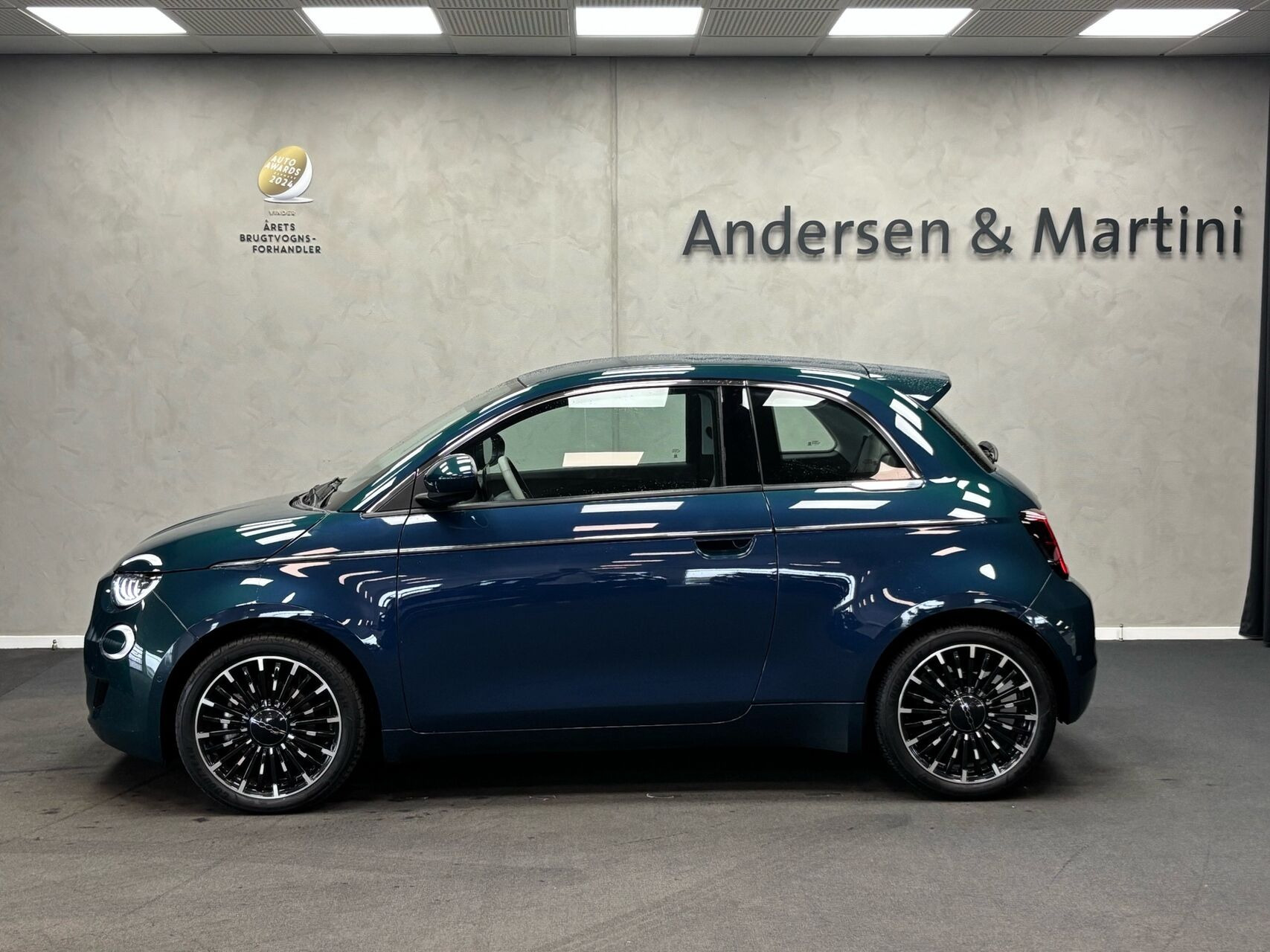 Blå Fiat 500e fra 2023