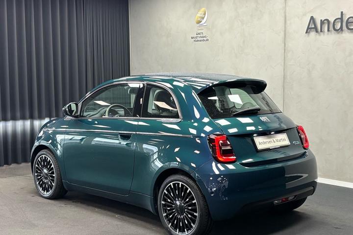 Blå Fiat 500e fra 2023