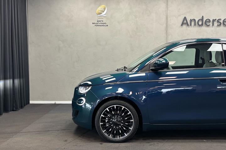 Blå Fiat 500e fra 2023