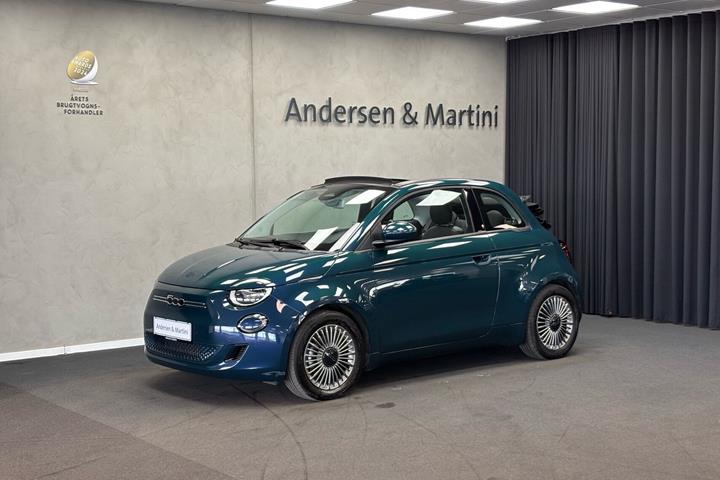 Grøn Fiat 500e fra 2023 set udefra