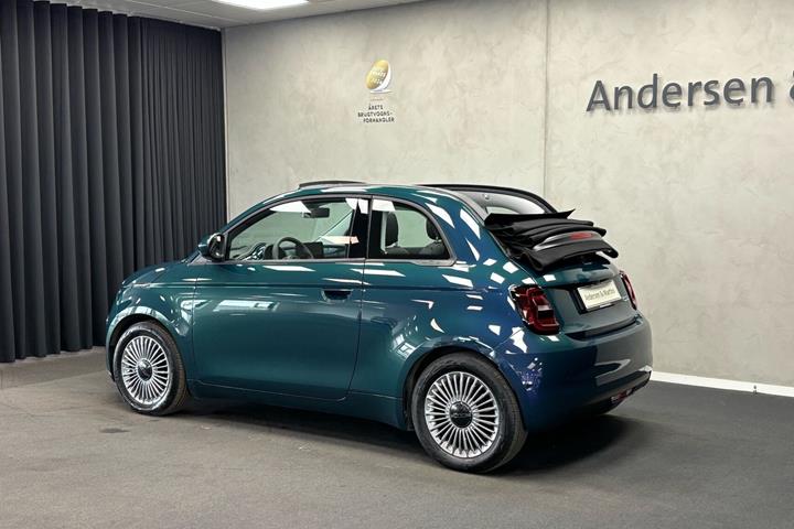 Grøn Fiat 500e fra 2023