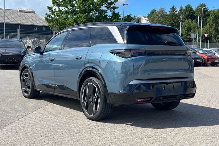 Blå Peugeot e-5008 fra 2025