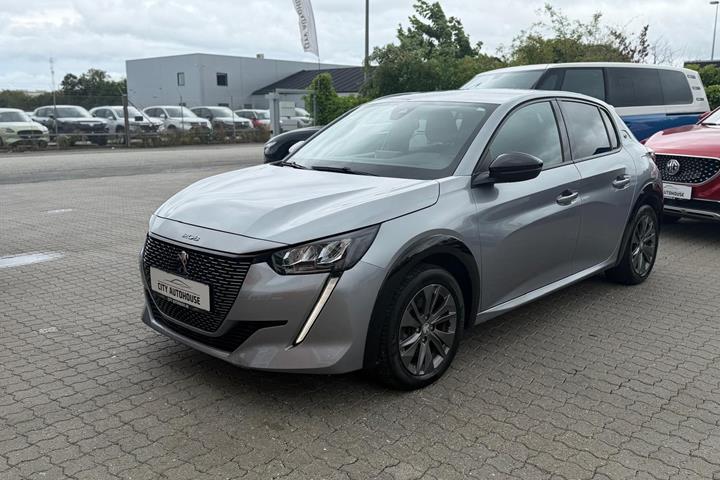 Sølv Peugeot e-208 fra 2022 set udefra