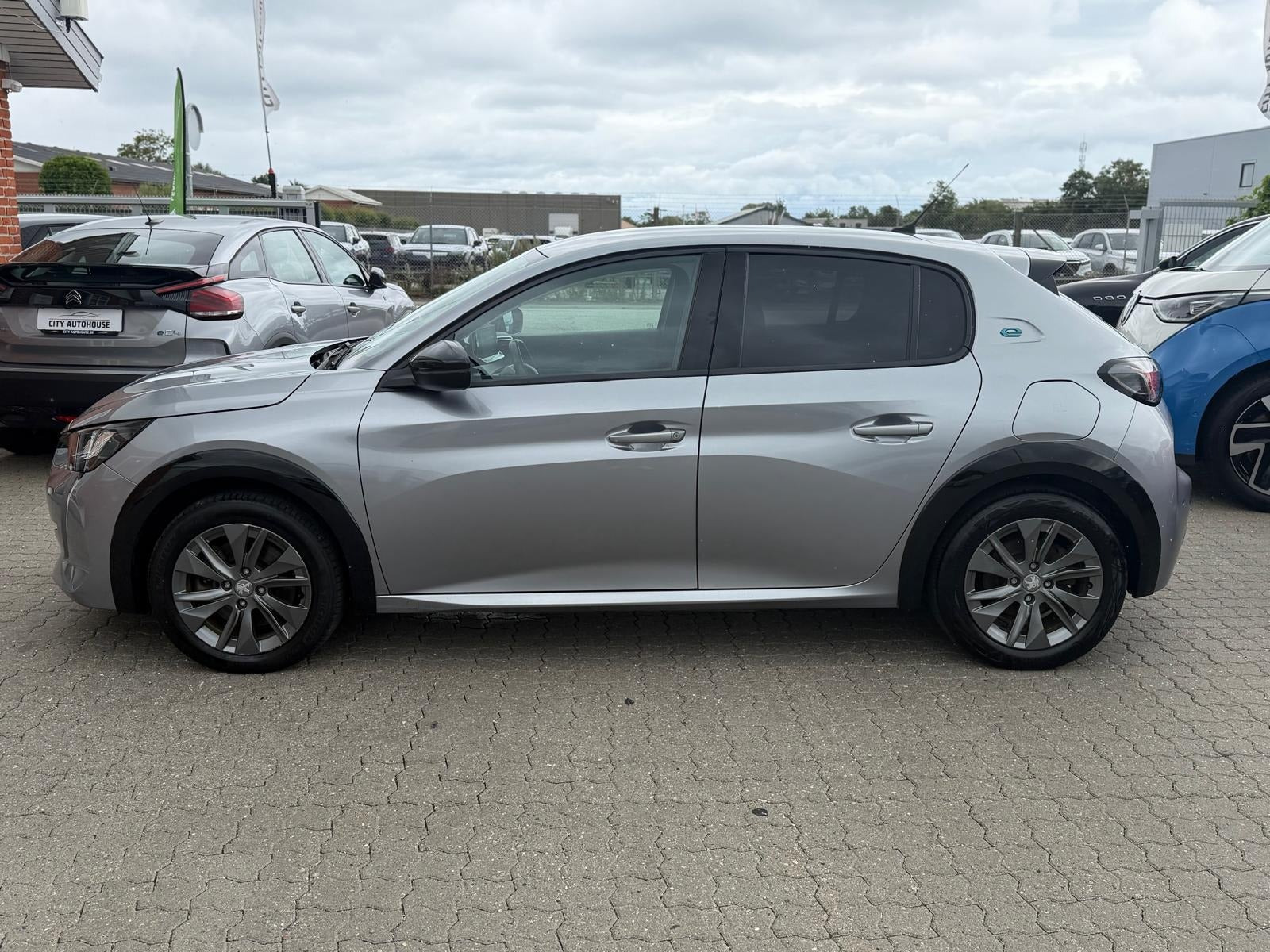 Sølv Peugeot e-208 fra 2022