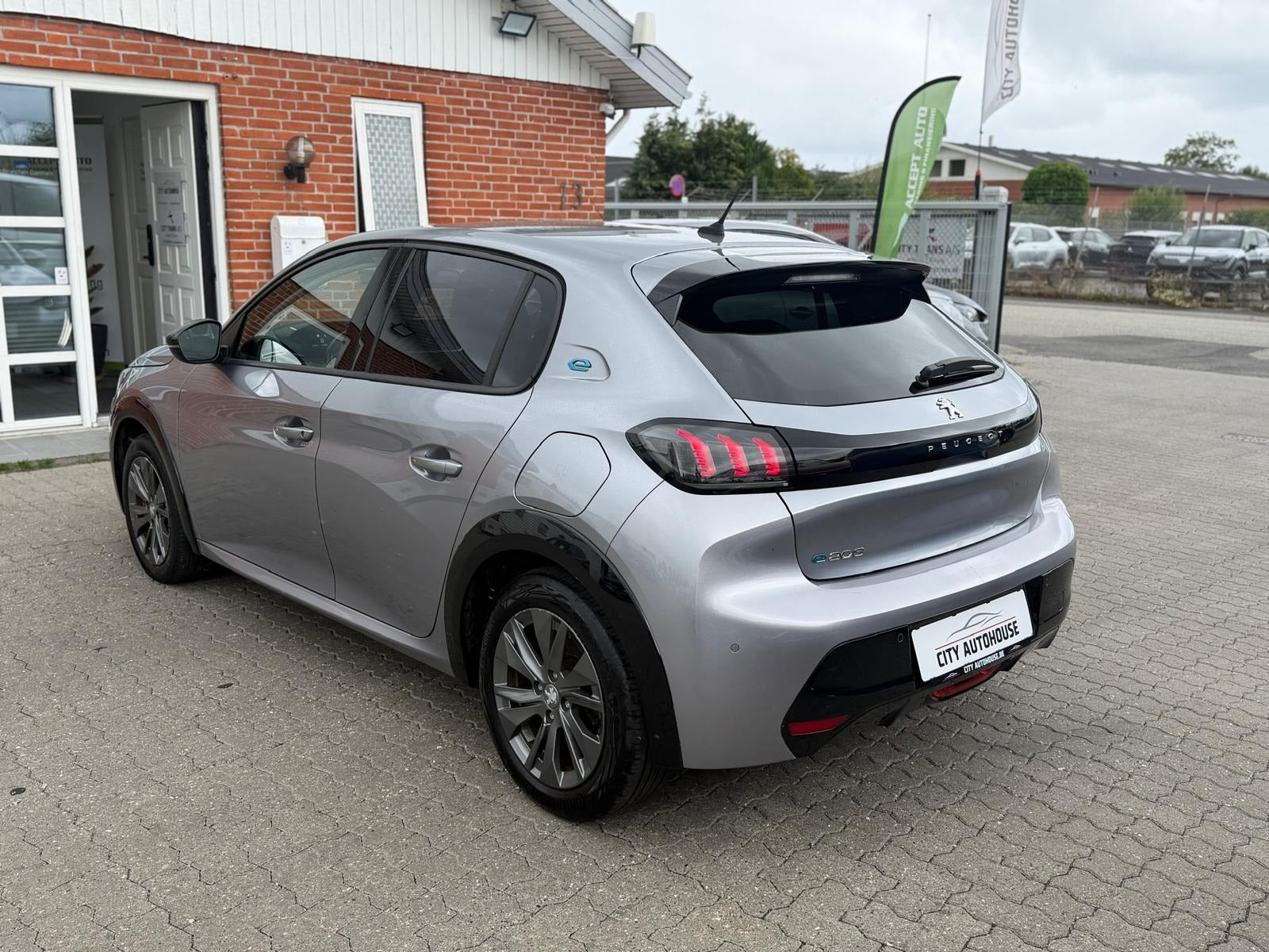 Sølv Peugeot e-208 fra 2022