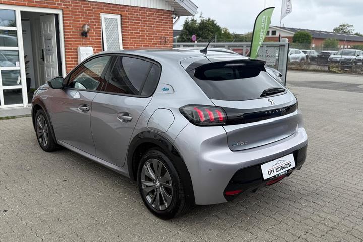 Sølv Peugeot e-208 fra 2022