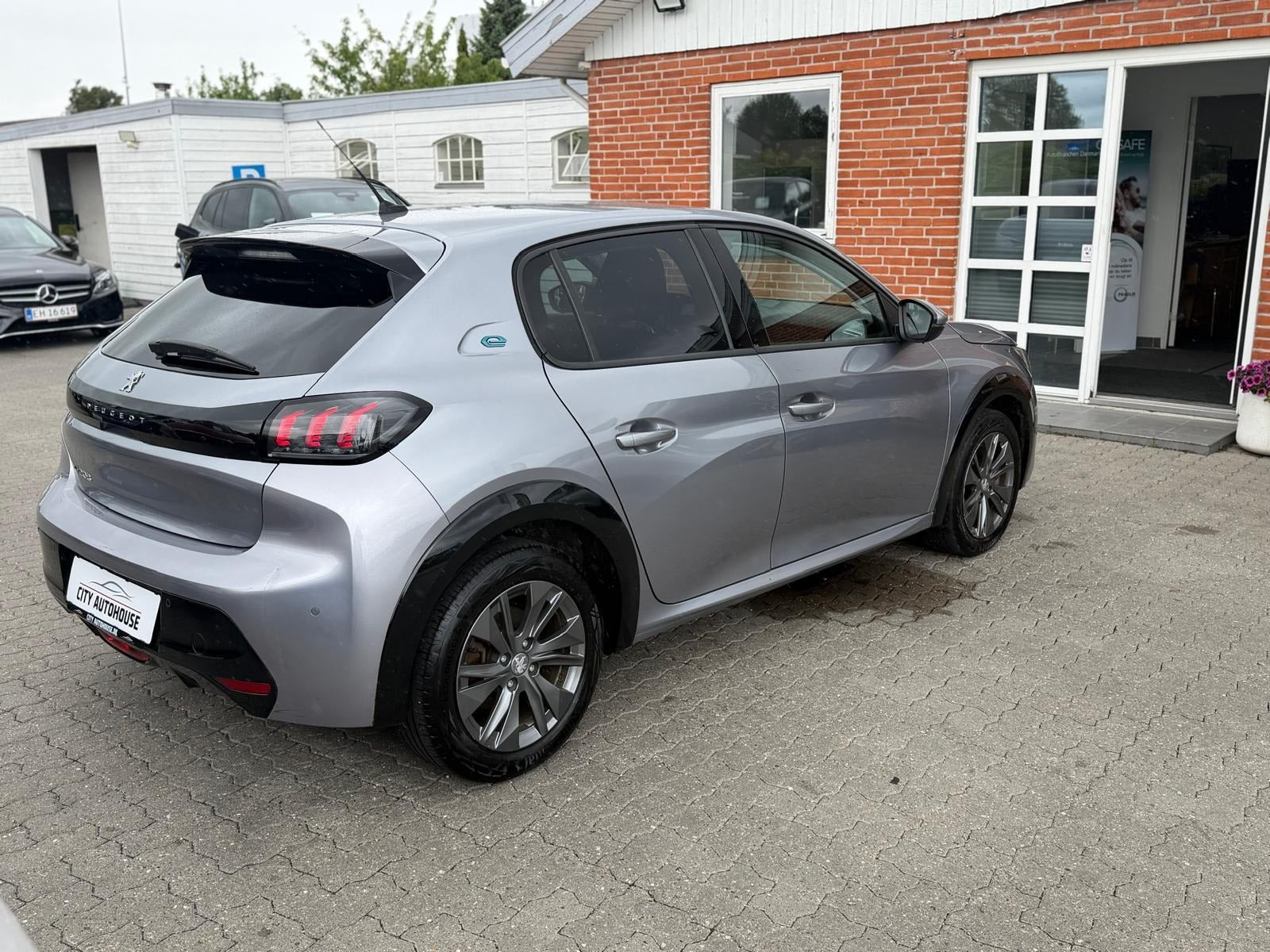 Sølv Peugeot e-208 fra 2022