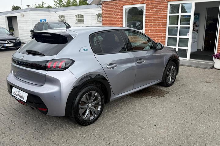 Sølv Peugeot e-208 fra 2022