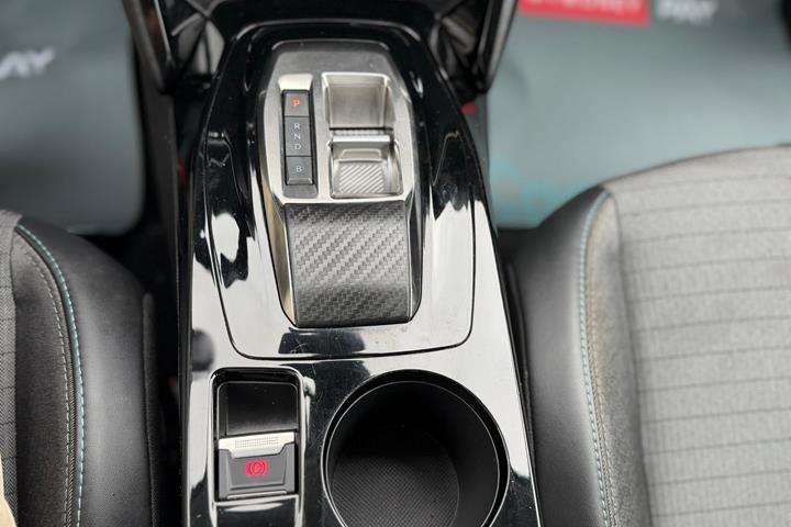 Sølv Peugeot e-208 fra 2022