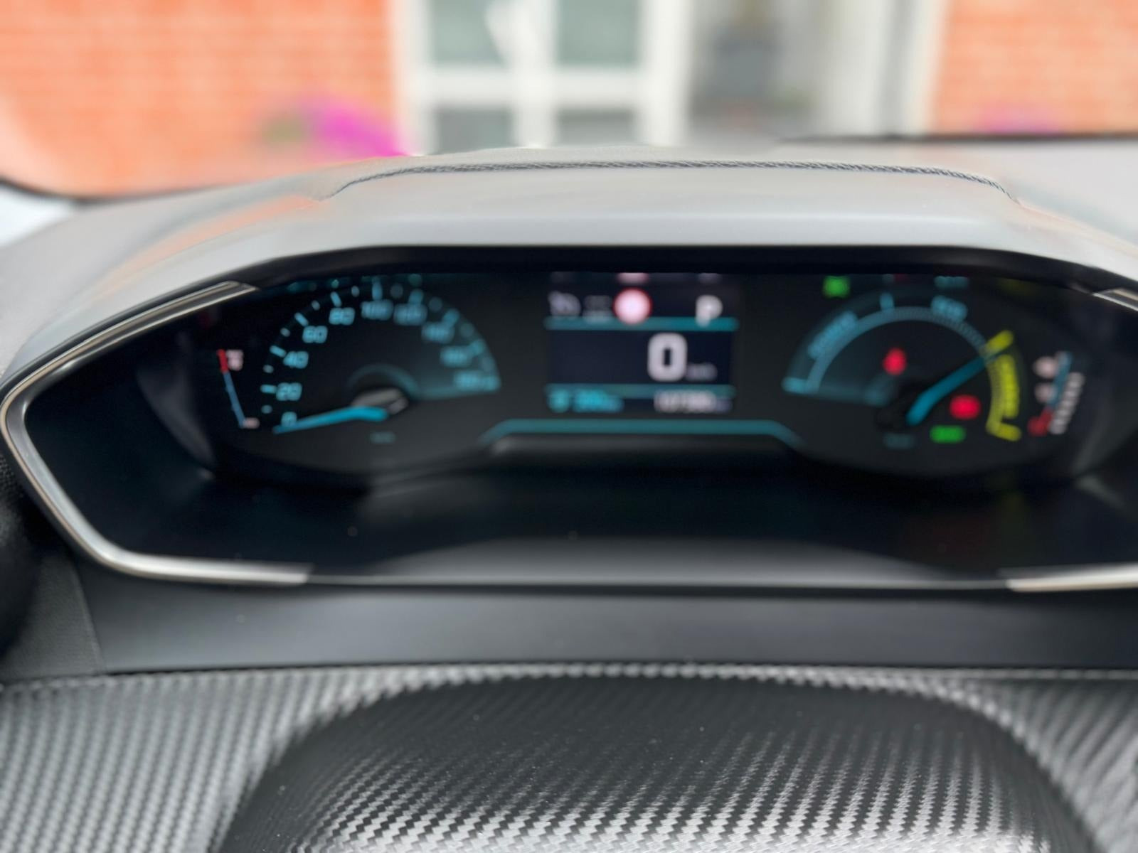 Sølv Peugeot e-208 fra 2022