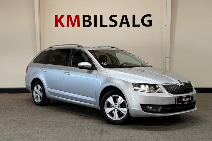 Sølv Skoda Octavia fra 2017 set udefra