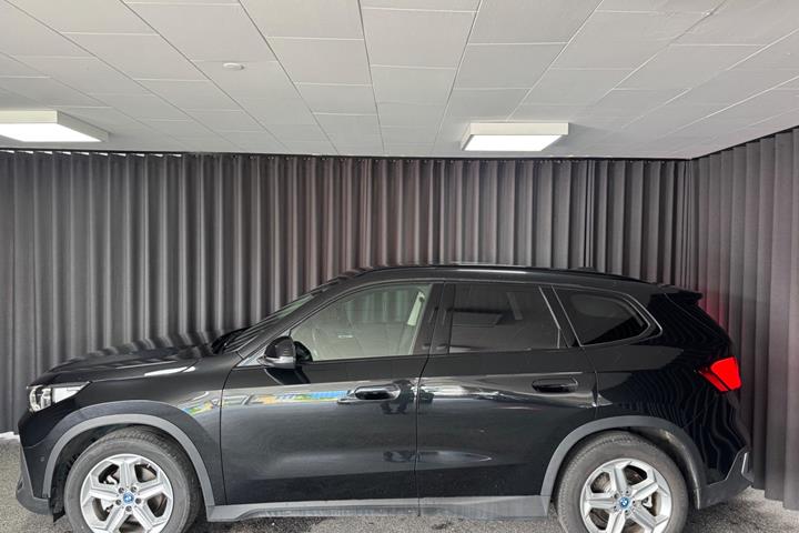 Sort BMW iX1 fra 2025