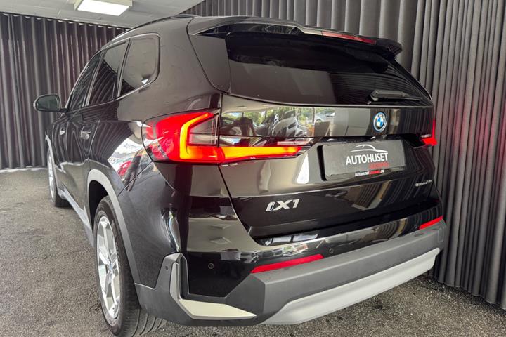 Sort BMW iX1 fra 2025