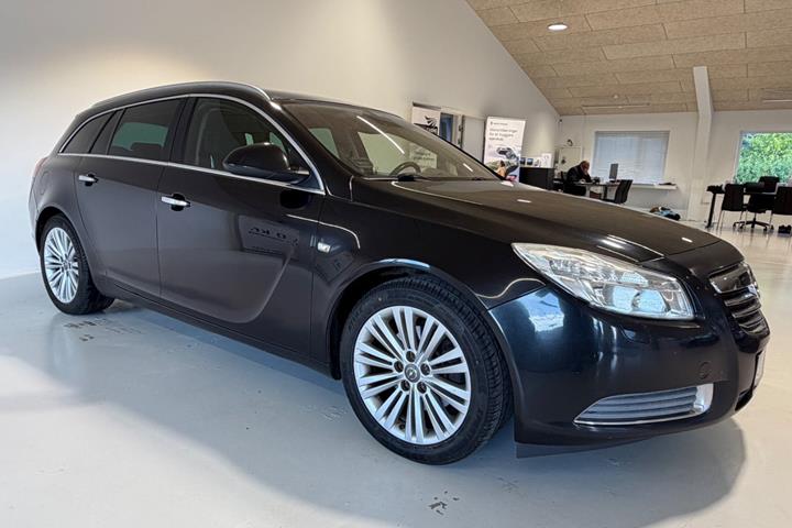 Grå Opel Insignia fra 2012 set udefra