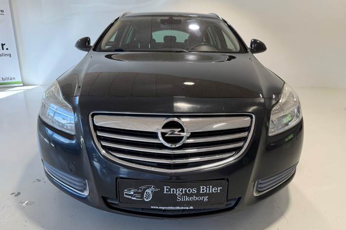 Grå Opel Insignia fra 2012