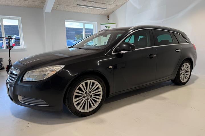 Grå Opel Insignia fra 2012