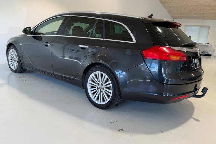 Grå Opel Insignia fra 2012