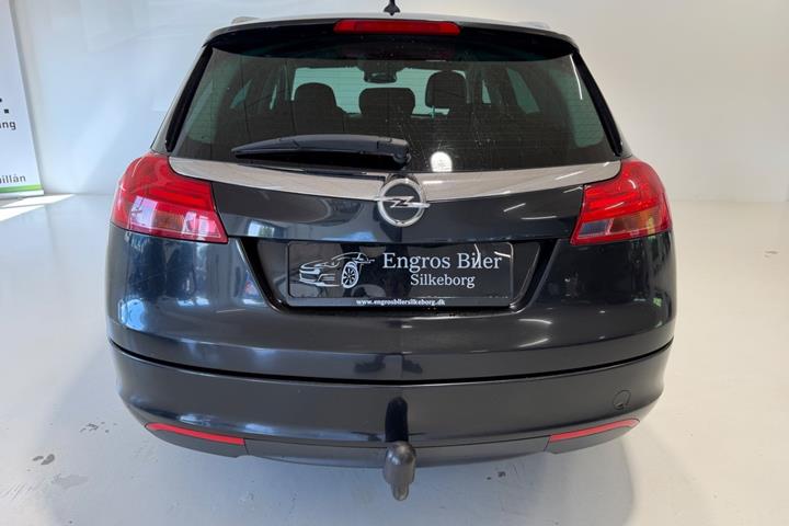 Grå Opel Insignia fra 2012