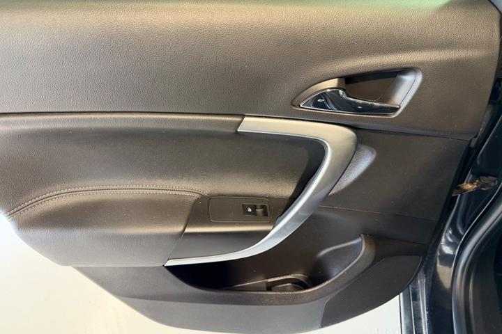 Grå Opel Insignia fra 2012