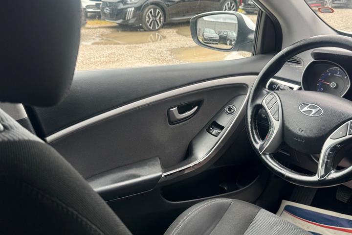 Hvid Hyundai i30 fra 2015