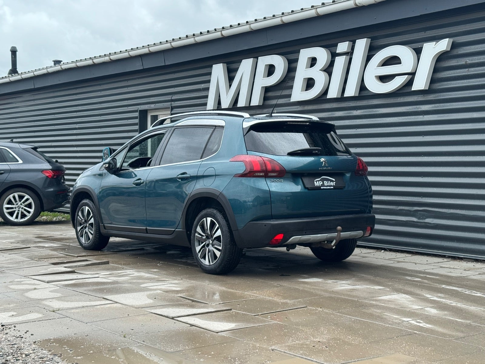 Turquoise Peugeot 2008 fra 2017