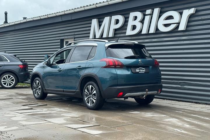 Turquoise Peugeot 2008 fra 2017