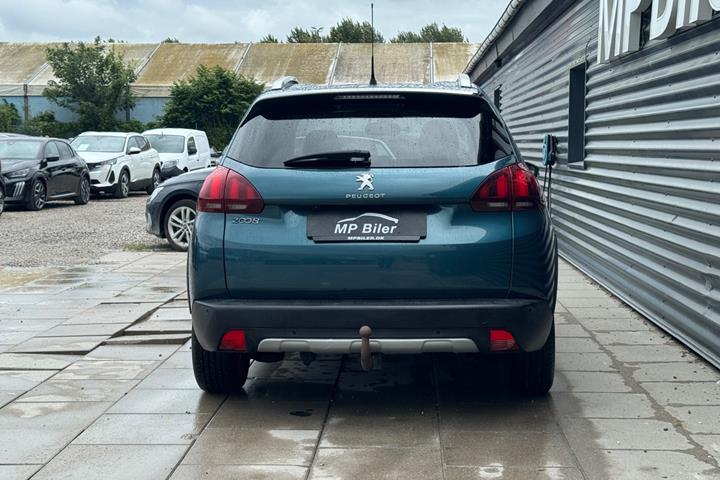 Turquoise Peugeot 2008 fra 2017