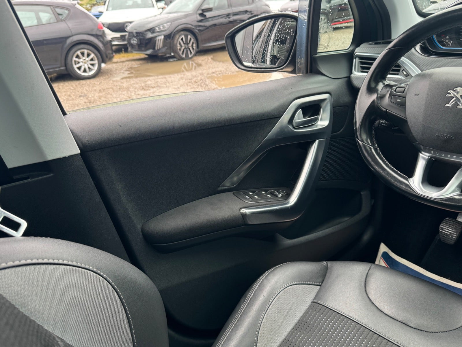 Turquoise Peugeot 2008 fra 2017