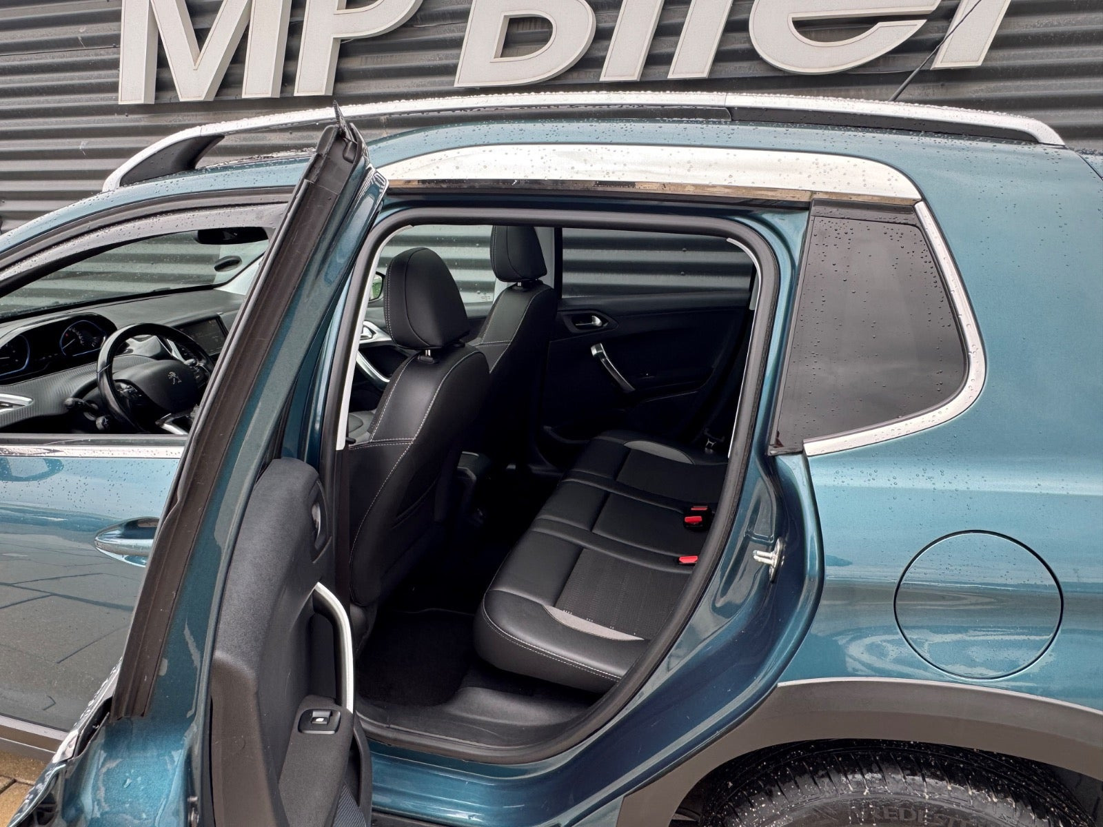 Turquoise Peugeot 2008 fra 2017